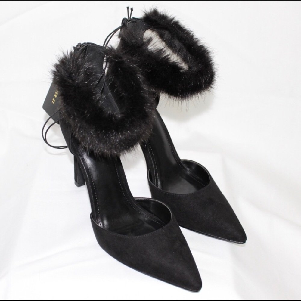 🖤 Black Ankle Strap with Fur Heels 🖤
